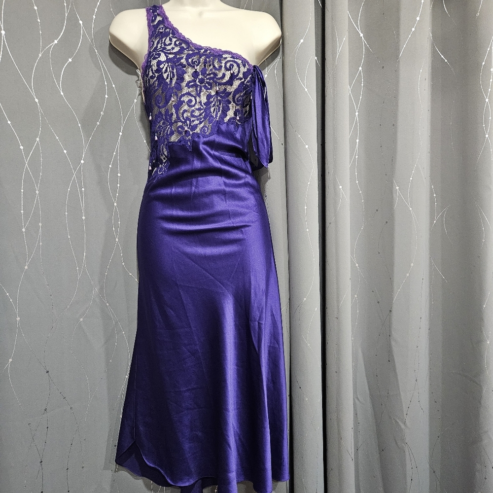 Elegant Purple One-Shoulder Lace Dress